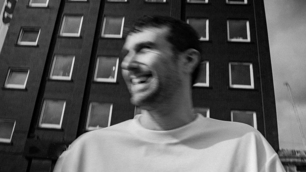 Fred again.. verzorgt soundtrack van Dior-mannenmodeshow in Parijs, met nog niet eerder uitgebrachte muziek | DJ Mag NL