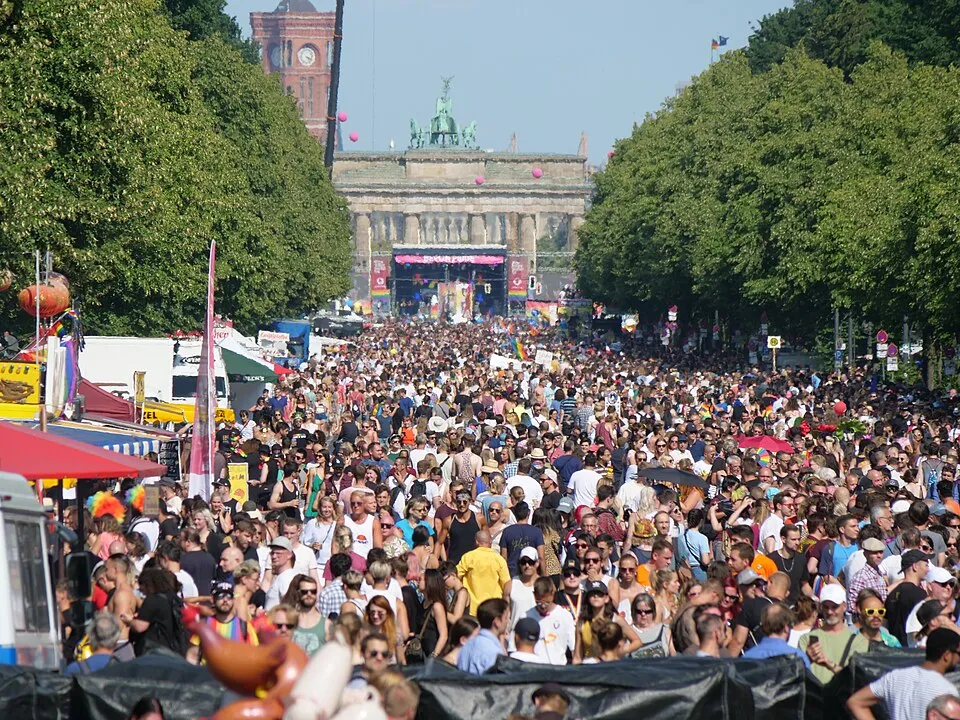 Auto fährt in Menschenmenge: CSD in Berlin abgebrochen